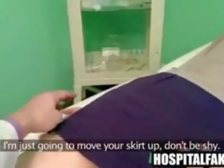 Фокси брюнетка пацієнт отримує масажують по її лікар