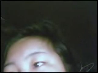 Reusachtig titted japans meisje masturbeert op webcam