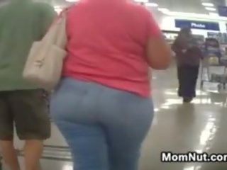 Grand-mère avec une grand fesses à costco