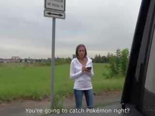 Super heet pokemon jager rondborstig kindje overtuigd naar neuken vreemdeling in het rijden busje