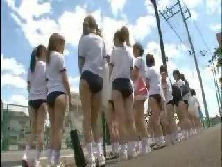 На автобус пълен на японки момичета готов за чукане видео