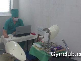 Zkouška na the gynekologický židle na a dildo a a vibrátor (04)