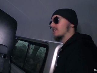 Bums Bus - Deutsche mit schwarzen Haaren Meli Deluxe von Jason Steel im Wagen gefickt