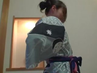 Tekstet usensurert sjenert japansk milf i yukata i pov