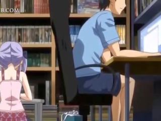 Verlegen anime pop in schort jumping hunkering piemel in bed