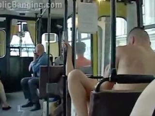 אקסטרים ציבורי סקס ב א עיר אוטובוס עם כל ה נוֹסֵעַ צופה ה זוג זיון