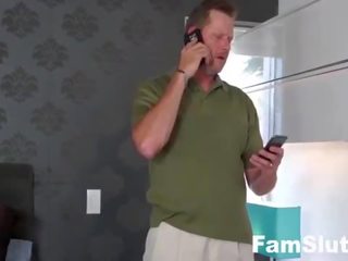 Χαριτωμένο έφηβος/η fucks step-dad να πάρει τηλέφωνο πίσω | famslut.com