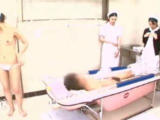 Szkolenie pielęgniarka demonstruje właściwy kąpiel technika