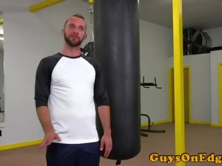 Verbunden homosexuell cocksucked im fitnesscenter dreier