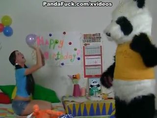 Began a giocare con un grande pene giocattolo panda