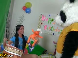 Seks speeltjes voor een heet verjaardag meisje video-