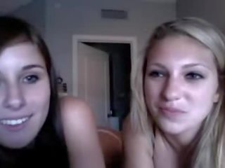 Deux chaud omegle adolescence montrer chatte sur webcam