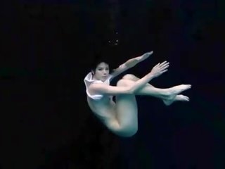 Sub apa flexibila gimnastică