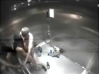 Amator cuplu la dracu în lift - pornrough.com