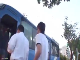 Kaakit-akit tinedyer sa a bus