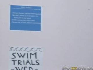 Дивовижна білявка підліток з великий цицьки підготовка для плавати