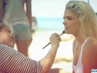 איש תענוגים מודל קריסטן ניקול עירום ב חוף