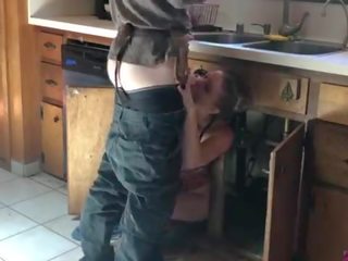 Bertuah tukang paip fucked oleh remaja - erin electra (clip)