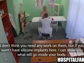 Sluw blondine patiënt krijgen felt omhoog door haar dokter
