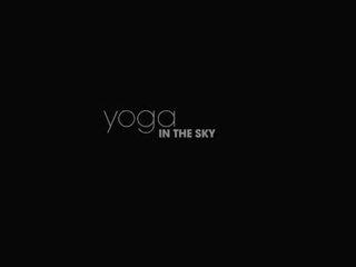 Elegante arte yoga in il cielo